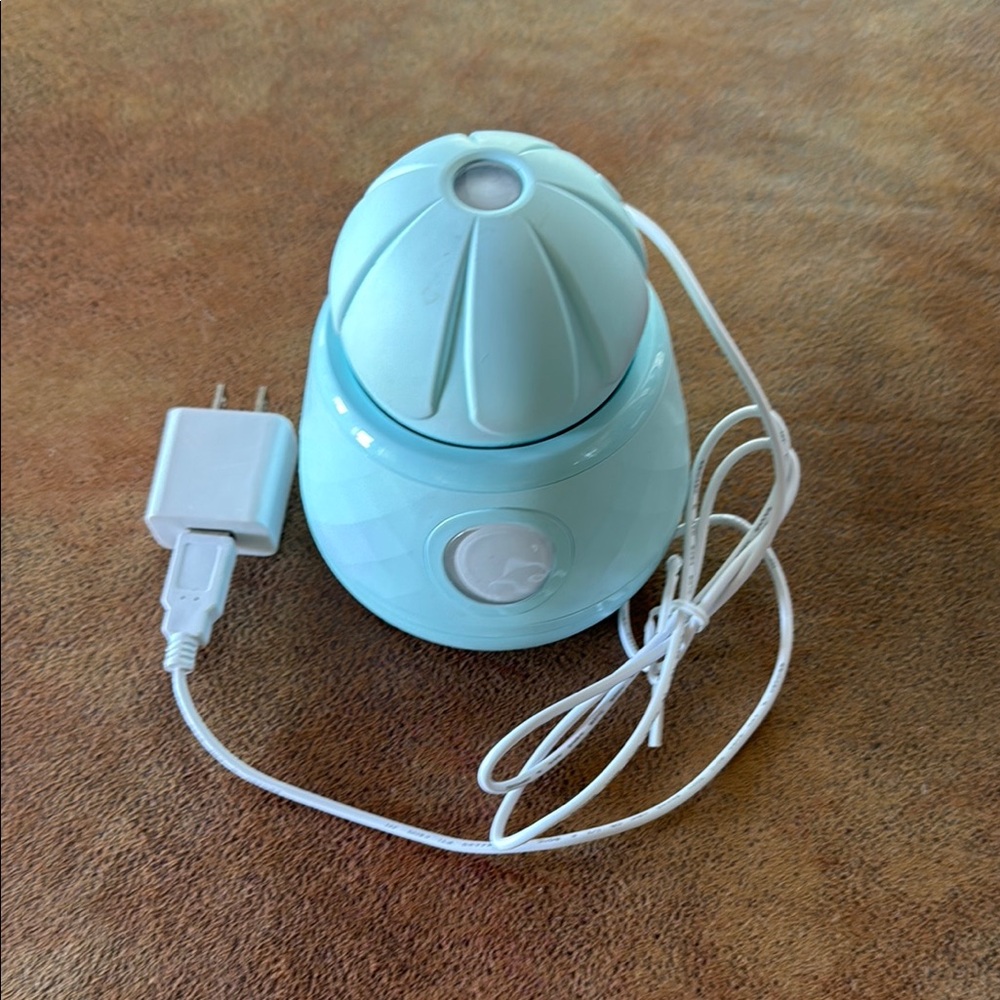ONA Diamond Facial Brush with Charger. Blue